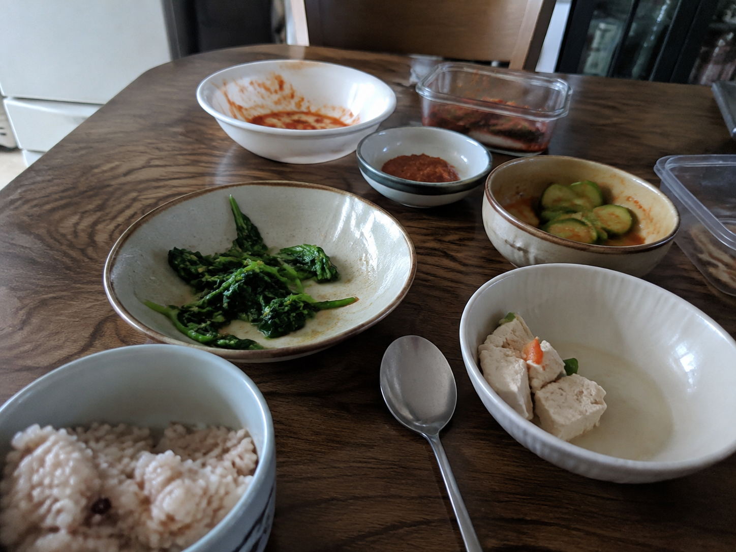 남은 반찬을 꺼내 놓은 집밥